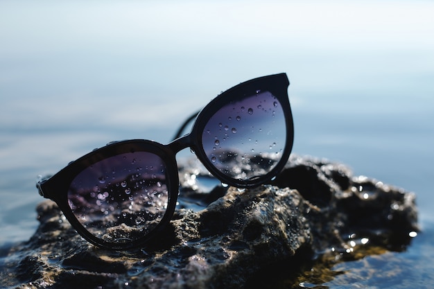 Gafas de sol en el paisaje del mar