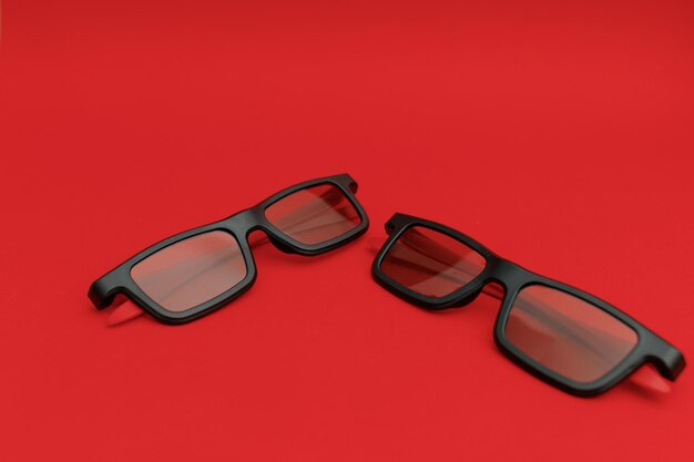 Gafas de sol de película sobre un fondo rojo.