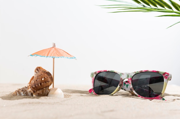 Gafas de sol en la playa de arena tropical