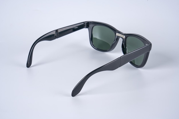 Gafas de sol plegables modelo wayfarer negras aisladas sobre fondo blanco.