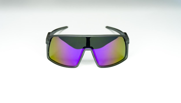 Gafas de sol polarizadas para deportes aisladas en blanco
