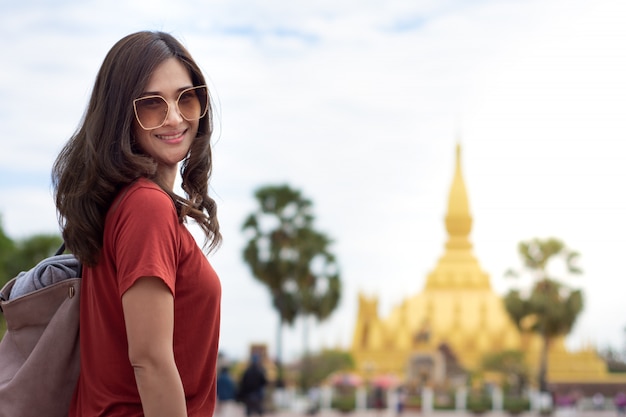 Gafas de sol que llevan del pelo largo hermoso asiático de la mujer que caminan en la calle