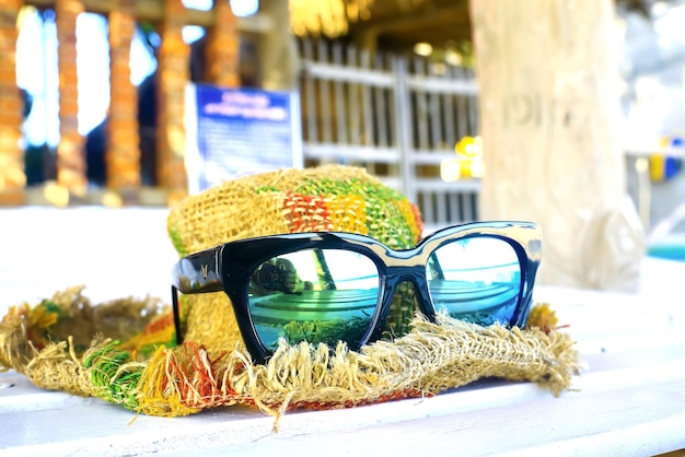 Gafas de sol tiradas en una tumbona