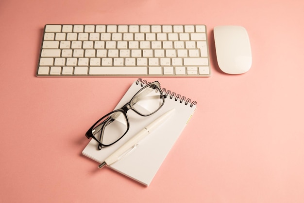 Gafas de teclado y bloc de notas.