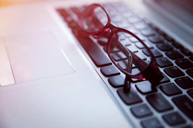 Gafas en el teclado