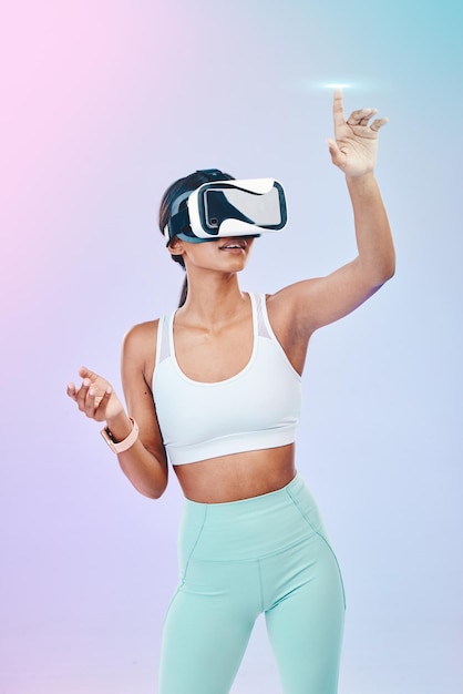 Gafas VR fitness y holograma táctil de mujer aislado en fondo degradado para metaverso o experiencia de usuario 3d Realidad virtual holográfica y ejercicio o entrenamiento persona prensa en estudio digital