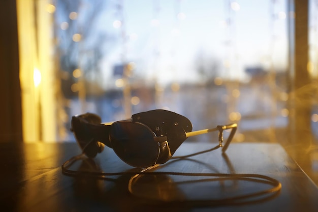 Las gafas yacen sobre una mesa