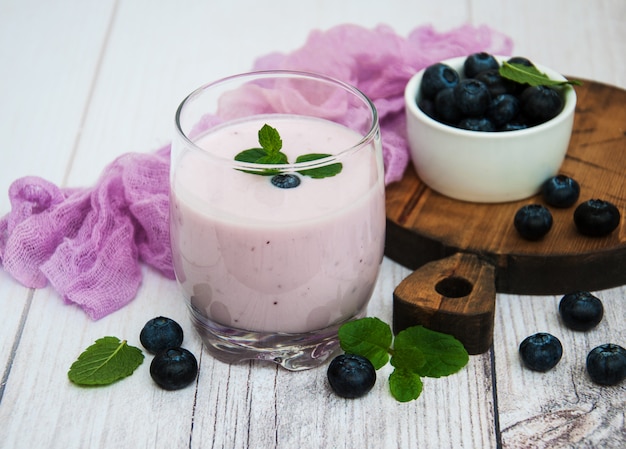 Gafas con yogur de arándanos en una mesa