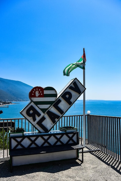 GAGRA ABKHAZIA agosto de 2019 Vista do Mar Negro e a bandeira da Abkhazia