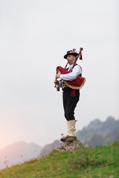 Gaitero de Bérgamo tocando instrumento tradicional del norte de Italia