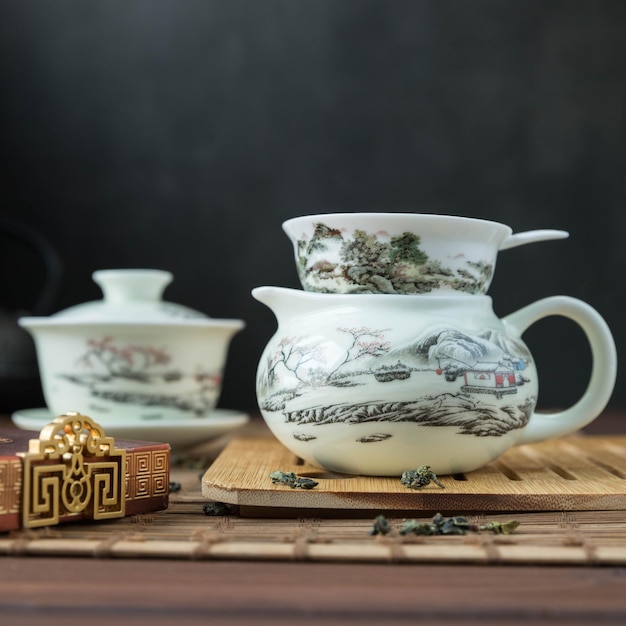 Gaivan e chahai com chá verde e chá em fundo castanho Cerimónia do chá Utensílios de chá