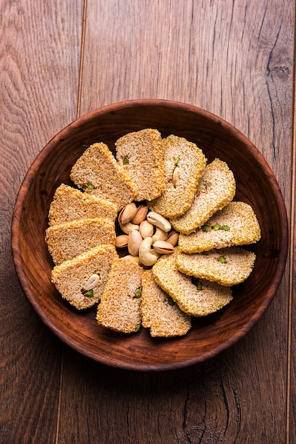 Gajak o til papdi o patti es un pastel dulce seco, hecho de semillas de sésamo, nueces molidas y azúcar moreno, que se consume en el invierno indio, especialmente durante el festival Makar Sankranti el 14 de enero.