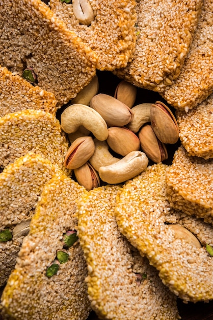 Gajak ou til papdi ou patti é um bolo doce seco - feito de sementes de gergelim, amendoim e açúcar mascavo, consumido no inverno indiano, especialmente durante o festival Makar Sankranti em 14 de janeiro