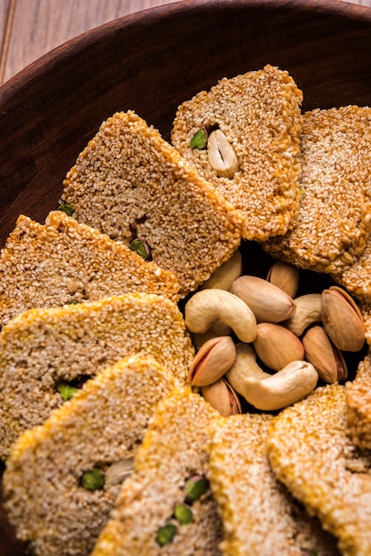 Gajak ou til papdi ou patti é um bolo doce seco - feito de sementes de gergelim, amendoim e açúcar mascavo, consumido no inverno indiano, especialmente durante o festival Makar Sankranti em 14 de janeiro