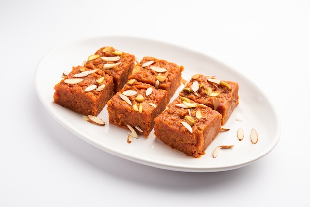 Gajar Halwa Barfi oder Carrot Pudding Barfee ist ein beliebtes indisches Süßgericht sweet