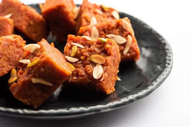 Gajar Halwa Barfi oder Carrot Pudding Barfee ist ein beliebtes indisches Süßgericht sweet