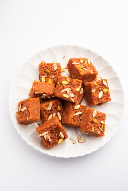 Gajar Halwa Barfi ou pudim de cenoura barfee é um prato doce indiano popular