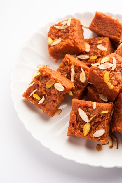 Gajar Halwa Barfi ou pudim de cenoura barfee é um prato doce indiano popular