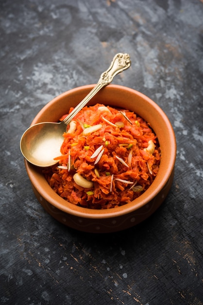 Gajar ka halwa é um pudim de sobremesa doce à base de cenoura da Índia. Guarnecido com amêndoa de caju. servido em uma tigela.