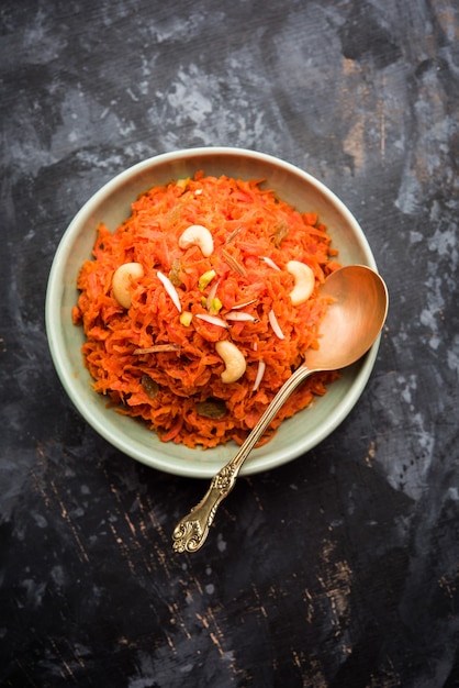 Gajar ka halwa é um pudim de sobremesa doce à base de cenoura da Índia. Guarnecido com amêndoa de caju. servido em uma tigela.