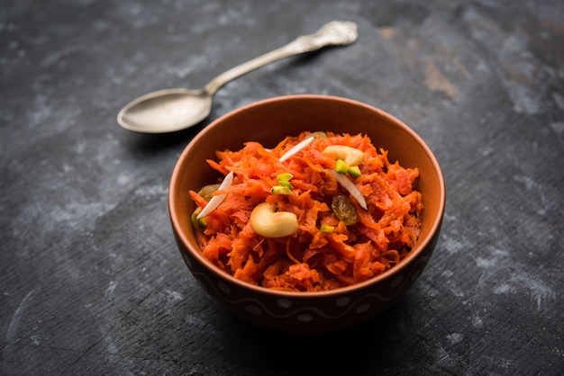 Gajar ka halwa é um pudim de sobremesa doce à base de cenoura da Índia. Guarnecido com amêndoa de caju. servido em uma tigela.