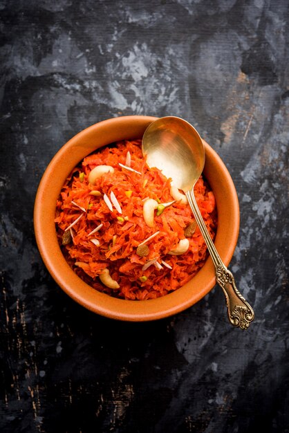 Gajar ka halwa es un pudín de postre dulce a base de zanahoria de la India. Adornado con nueces de anacardo. servido en un bol.