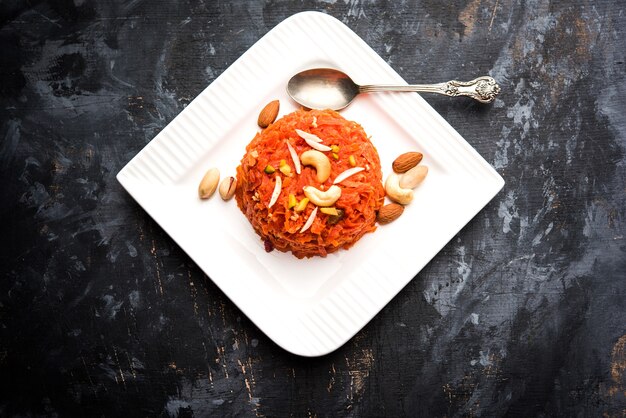 Gajar ka halwa es un pudín de postre dulce a base de zanahoria de la India. Adornado con nueces de anacardo. servido en un bol.