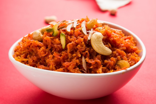 Gajar ka halwa ist ein süßer Dessertpudding auf Karottenbasis aus Indien