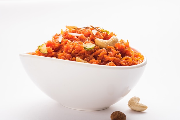 Gajar ka halwa ist ein süßer Dessertpudding auf Karottenbasis aus Indien