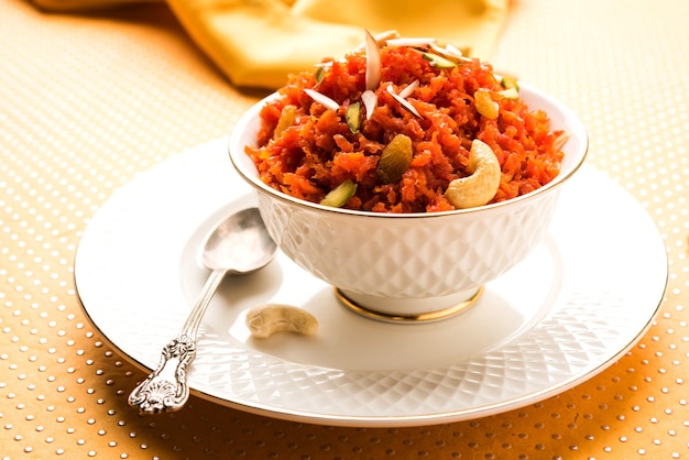 Gajar ka halwa ist ein süßer Dessertpudding auf Karottenbasis aus Indien