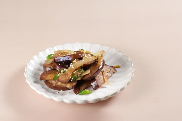 Gaji Bokkeum es un plato de acompañamiento de berenjena salteada.