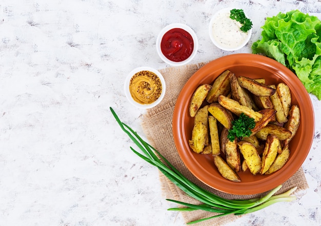 Gajos de papa al horno con especias.