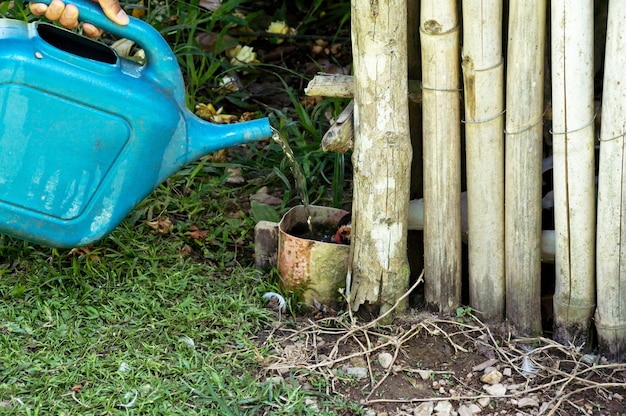 Galão que está enchendo um recipiente com água