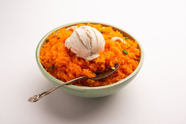 Galar Halwa com Sorvete de Baunilha, servido em uma tigela e guarnecido com frutas secas. foco seletivo