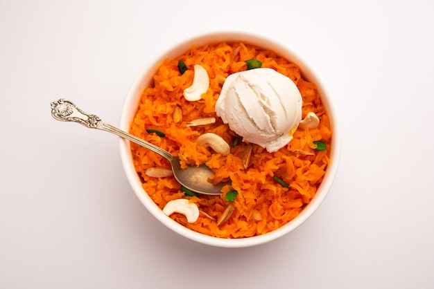 Galar Halwa com Sorvete de Baunilha, servido em uma tigela e guarnecido com frutas secas. foco seletivo