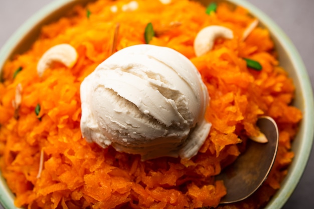 Galar Halwa con helado de vainilla, servido en un bol y aderezado con frutos secos. enfoque selectivo