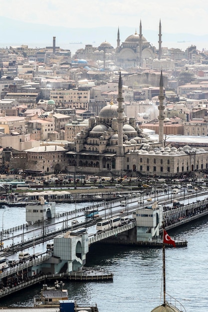Galata-Brücke über das Meer von der neuen Moschee und der Stadt
