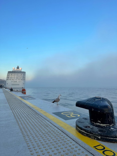 Galataport-Damm in Istanbul mit einem festgemachten Schiff in der Ferne