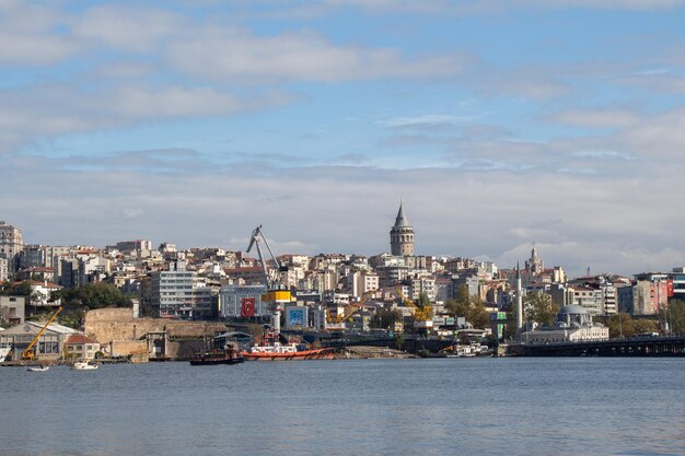 Foto galataturm vom goldenen horn aus gesehen