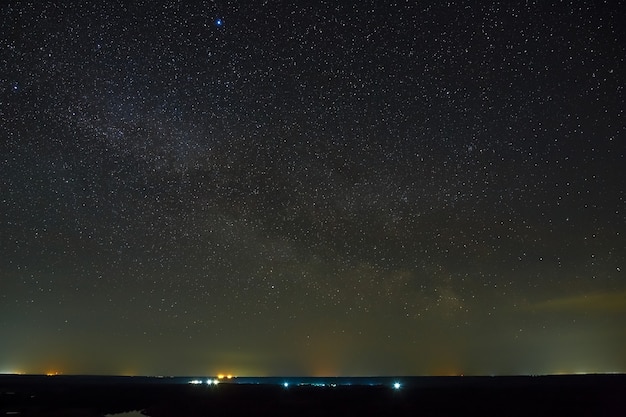 Galáxia, a Via Láctea no céu noturno com estrelas. Espaço acima da superfície da Terra. Exposição longa.