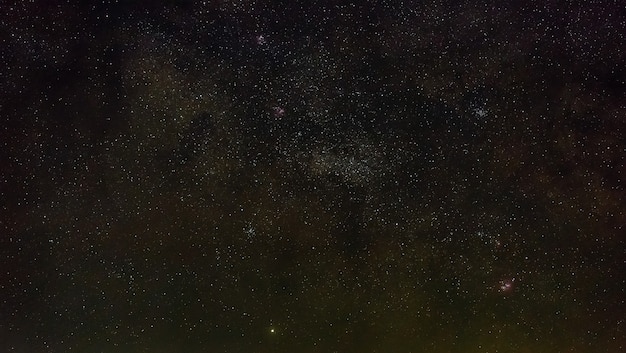 Galáxia, a Via Láctea no céu noturno com estrelas. Uma visão do espaço aberto. Close fotografado em longa exposição.