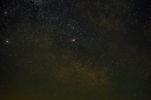 Galáxia, a Via Láctea no céu noturno com estrelas. Uma visão do espaço aberto. Close fotografado em longa exposição.