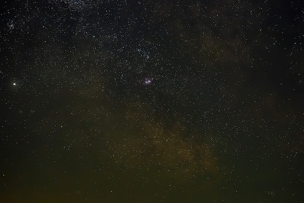 Galáxia, a via láctea no céu noturno com estrelas. uma visão do espaço aberto. close fotografado em longa exposição.