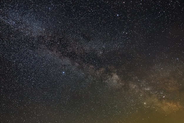 Galáxia, a Via Láctea no céu noturno com estrelas