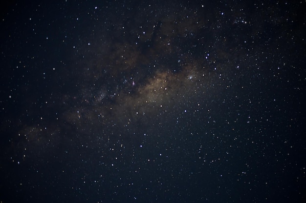 Galáxia da Via Láctea com estrelas e poeira espacial no universo Fotografia de exposição longa com grão