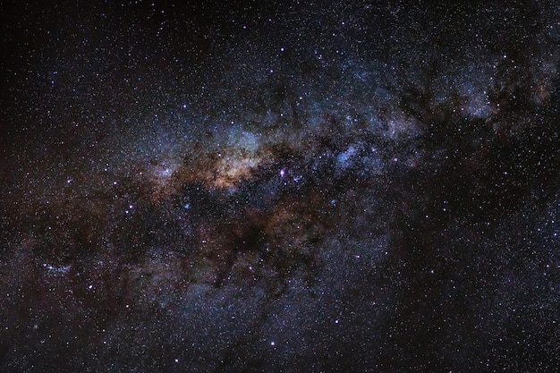 Galaxia de la vía láctea en un cielo nocturno Fotografía de larga exposición con grano