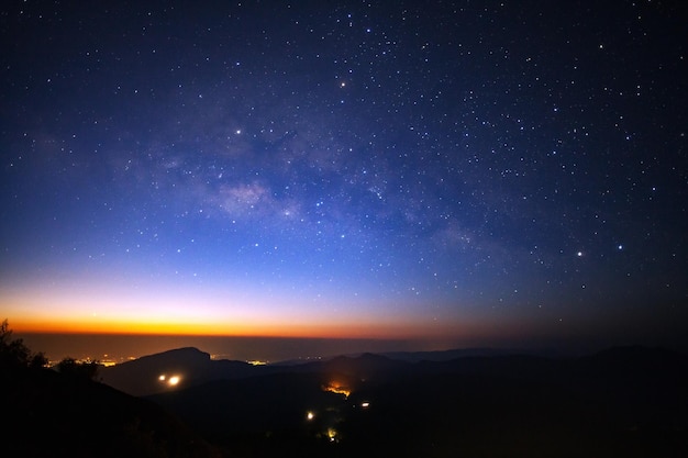 Galaxia de la Vía Láctea con ciudad de luz antes del amanecer en Doi inthanon Chiang mai Tailandia