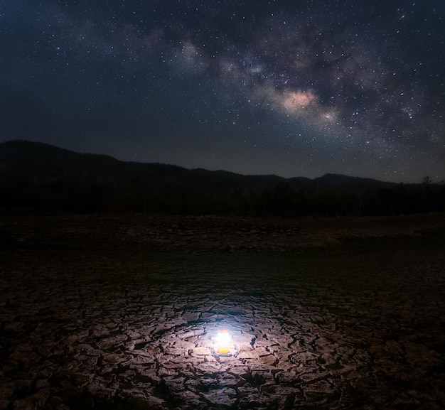 Foto galaxia de la vía láctea con estrellas y polvo espacial en el universo exposición de larga velocidad