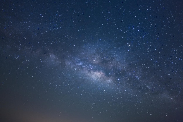Galaxia de la vía láctea con estrellas y polvo espacial en el universo Fotografía de larga exposición con grano