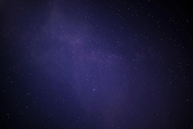 Galaxia de la Vía Láctea con estrellas y polvo espacial en el universo Fotografía de larga exposición con grano